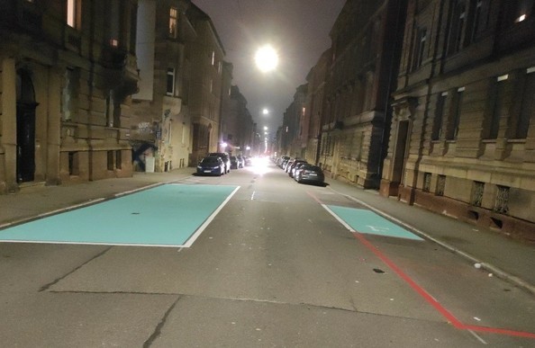 Foto der Augustenstraße mit türkis-blauer Bodenmarkierung