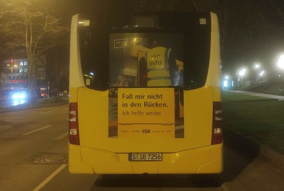 Buswerbung "Fall mir nicht in den Rücken"