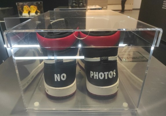 Sneaker hinter "Glas", no photos