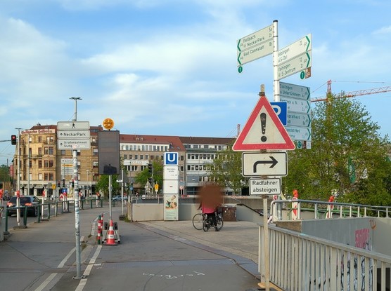 Radfahrer absteigen Schild auf der Hauptradroute