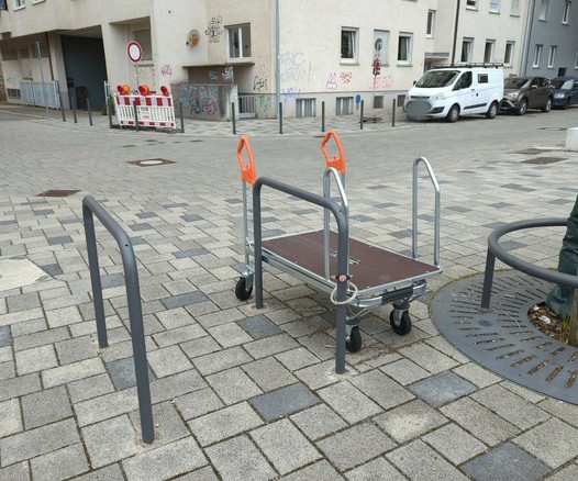 Baumarkt-Einkaufswagen an Fahrradständer