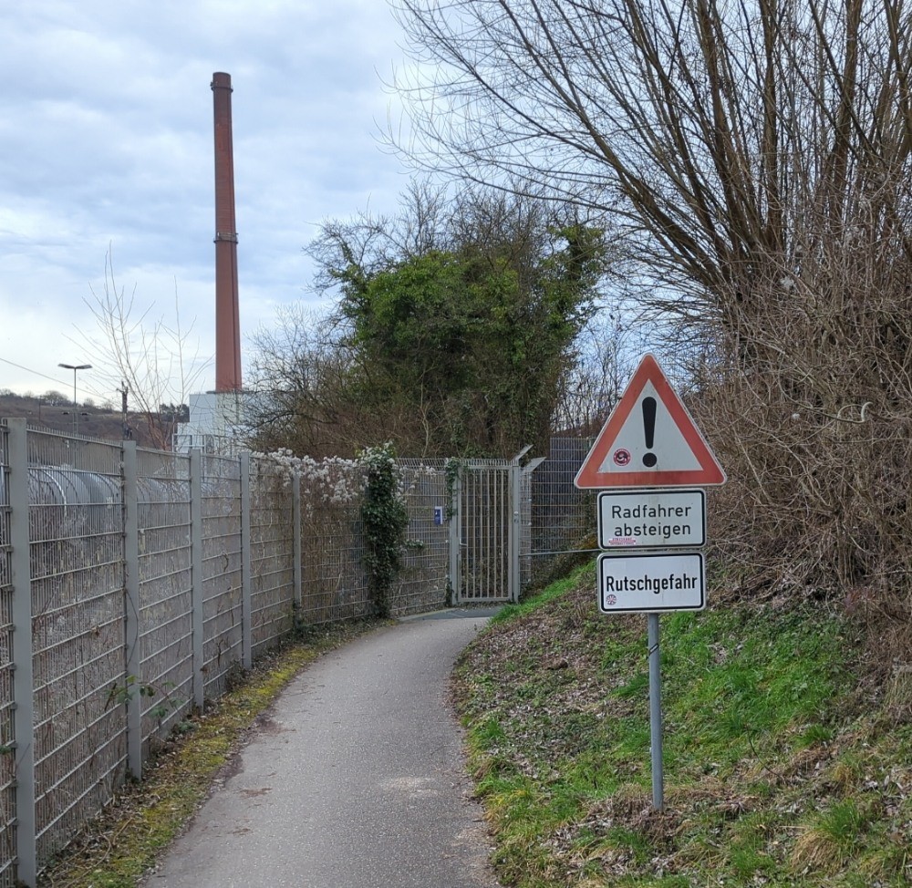 Radfahrer absteigen