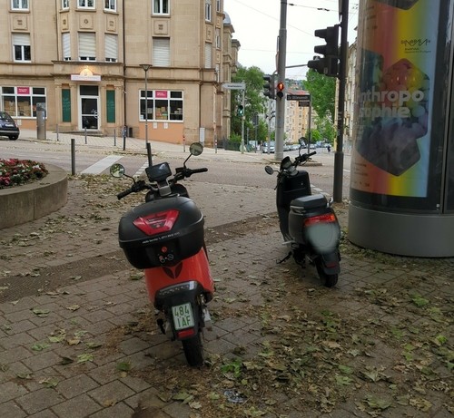 Zwei Roller parken den Durchgang zu