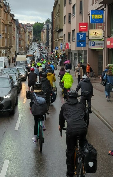 Impression der Critical Mass Stuttgart auf der Schwabstraße in Richtung Schwabtunnel