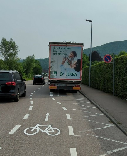 LKW von Dekra parkt ziemlich schlecht