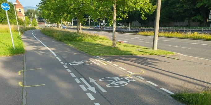 Auto-Markierung auf Geh- und Radweg, eine Fahrradmarkierung (schlecht zu sehen) ganz rechts im Bild