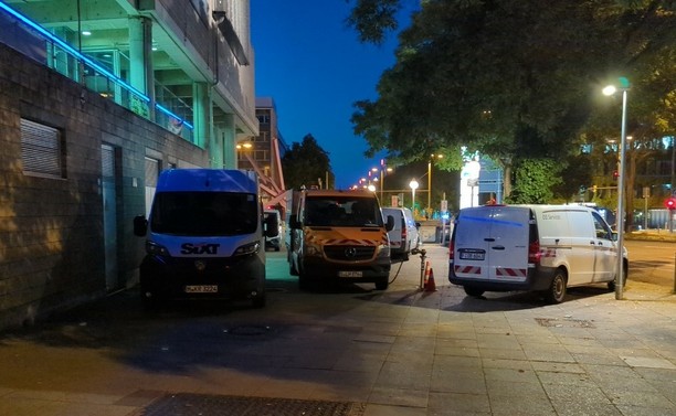 maximal behinderndes Parken von Firmenfahrzeugen auf dem Gehweg