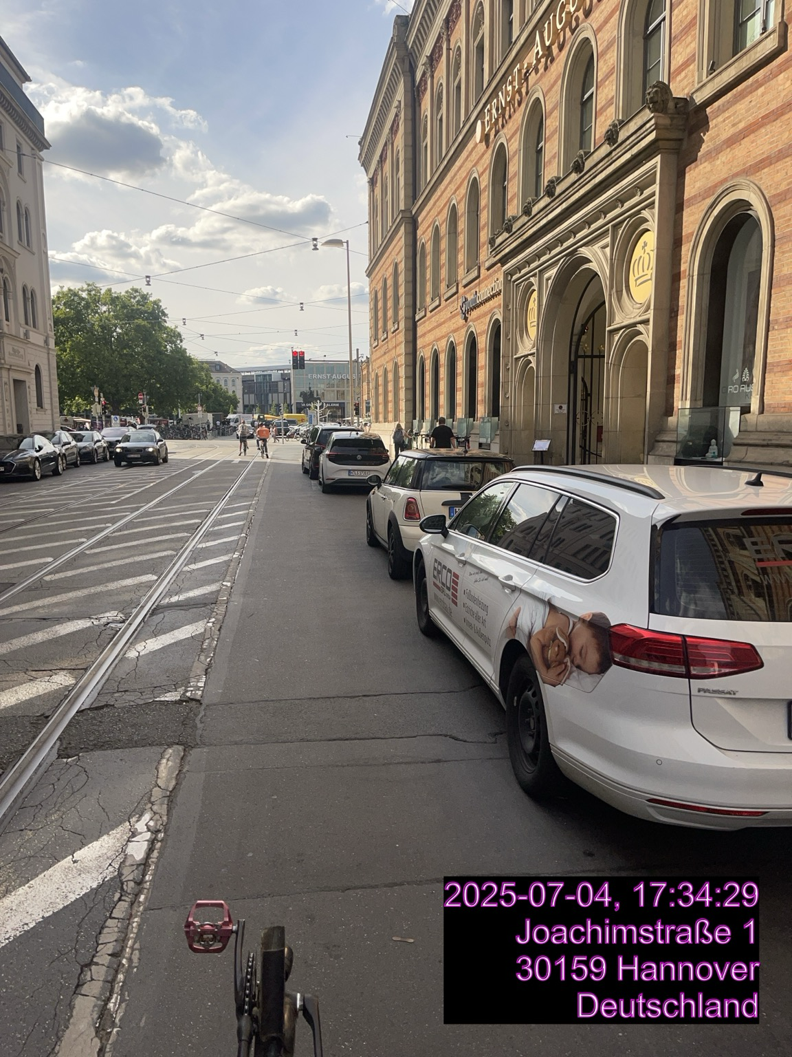 Hannover Mitte -alle Velorouten im Sternförmigen Velo Vorrang Netz werden am HBF Hannover enden / Beginnen- Aber kostenfreie Parken Im öffentlichen Straßenverkehrsraum ist trotz leerer Parkhäuser wichtiger