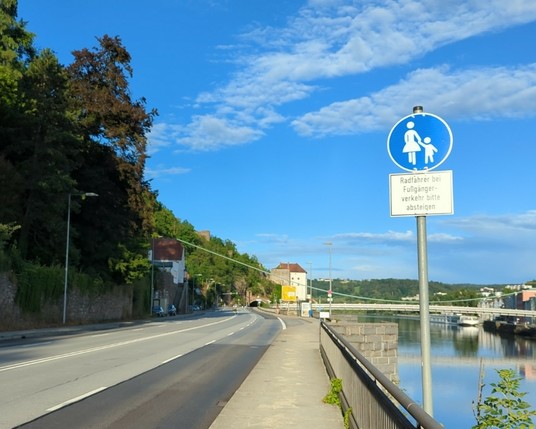 Zusatzschild mit: "Radfahrer bei Fußgängerverkehr bitte absteigen"