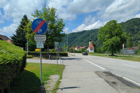 Zusatzschild: "Radfahrer absteigen"