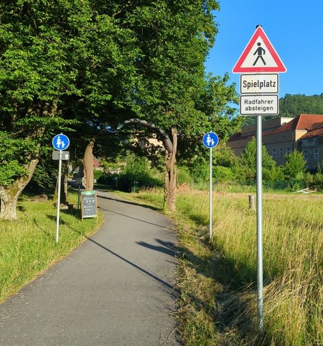 Zusatzschilder: Spielplatz und Radfahrer absteigen