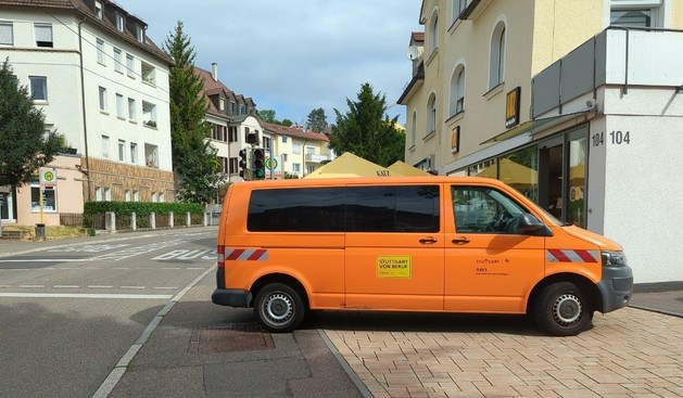 Auto der Stuttgarter Verwaltung (AWS) parkt auf dem Gehweg
