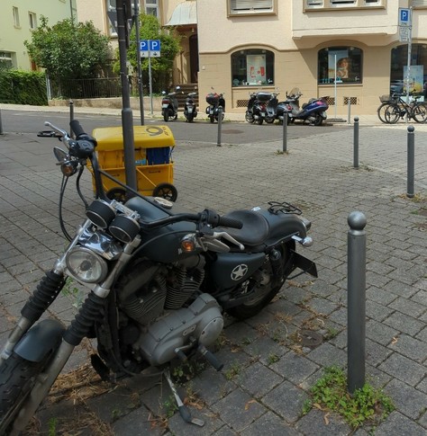 Harley Motorrad parkt ordnungswidrig auf Gehweg