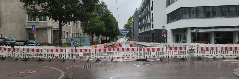 Straßensperrung, ausgeschildert als Einbahnstraße