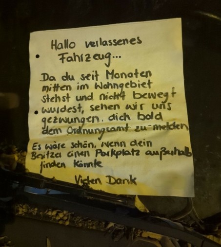 ein handgeschriebener Zettel, auf einem Auto, das schon seit vielen Monaten unbewegt im Stuttgarter Westen einen "guten Parkplatz blockiert"