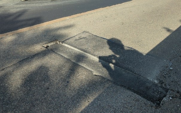 geöffnete Straße, abwärts auf der Suemensstraße nach Feuerbach mit hoher, ungesicherter Kante, die bei den dort möglichen bis zu 60km/h ohne große Anstrengung garantiert einen Plattfuß beschert