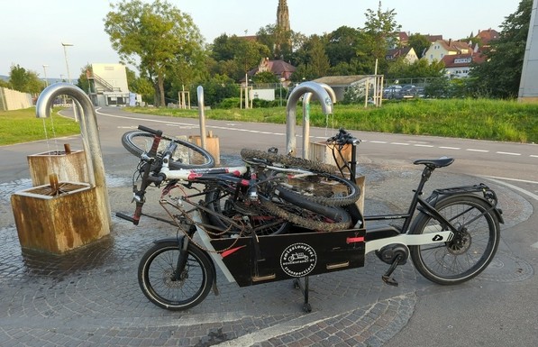 mein Lastenrad, beladen mit drei 26“-Fahrrädern