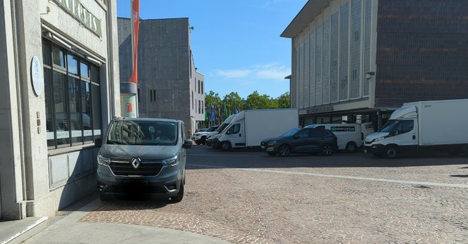 viele Autos, Lieferwagen und LKW versperren die Durchfahrt