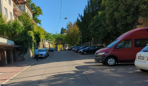 Mitarbeiter des Ordnungsamtes läuft untätig an Gehweg-Parker vorbei