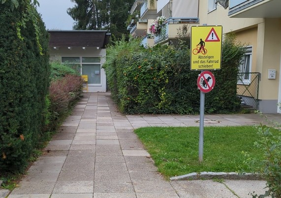 Radfahrer absteigen