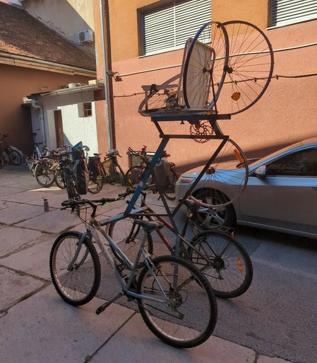 ein Plattformrad für zwei tretende Personen und eine, die oben sitzen kann