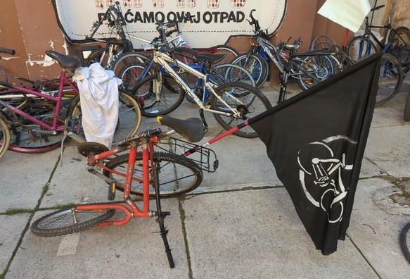 ein Swingbike mit Fahne