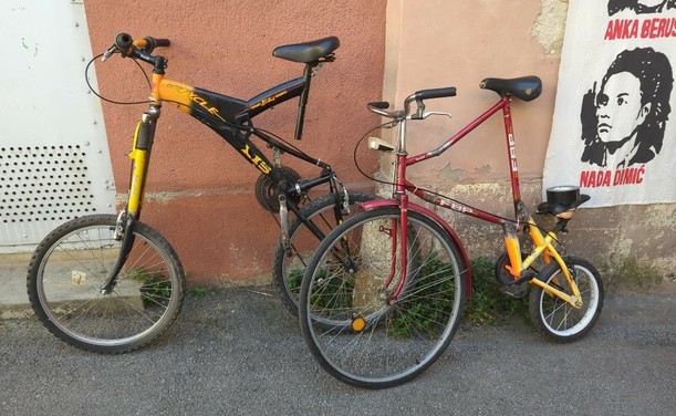 eine Art Tallbike und ein anderes Freakbike