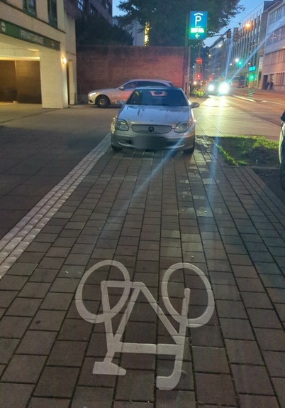 Auto parkt auf Radweg, wieso auch nicht, wird in Stuttgart ja geduldet.