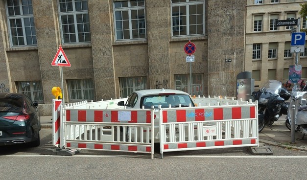 ein Auto steht im eigens gebauten Privatparkplatz im absoluten Halteverbot