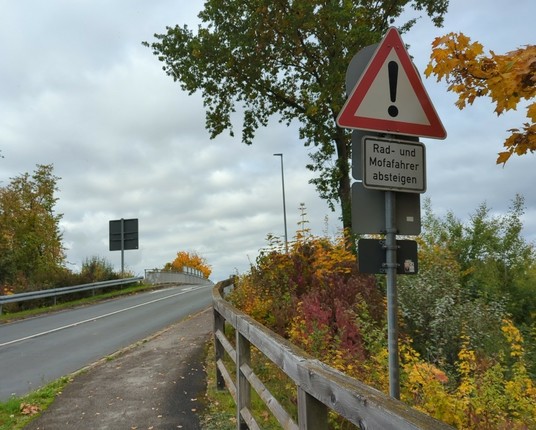 Schild "Achtung" mit Zusatzschild "Rad- und Mofafahrer absteigen", natürlich war das bis dahin noch ein benutzungspflichtiger Radweg