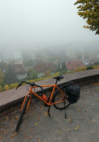mein Rad auf der Aussichtsplattform, wo ich normalerweise über den ganzen Kessel bis zu den Fernsehtürmen auf der anderes Seite schauen kann