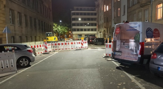 Baustelle auf der Johannesstraße. Aufgrund der Absperrung und der falsch geparkten Autos kein Durchkommen mehr für Fahrzeuge der Feuerwehr möglich.