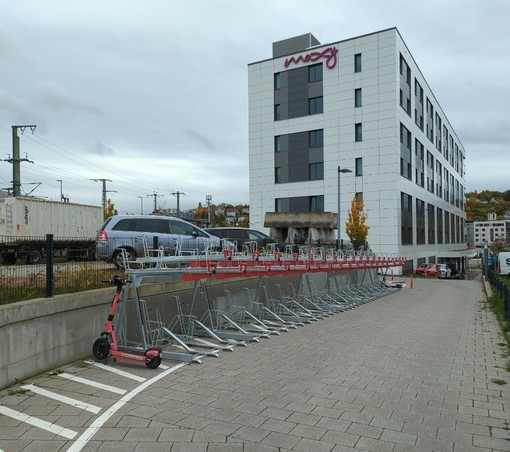 Parkmöglichkeit für 80(?) Räder auf zwei Ebenen