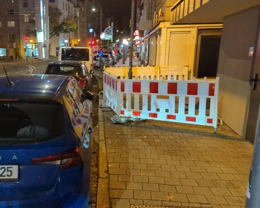 Gehweg durch Baustelle blockiert