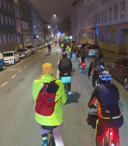 die Critical Mass fährt die Olgastraße bergab