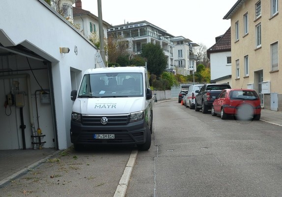 NFZ blockiert den kompletten Gehweg