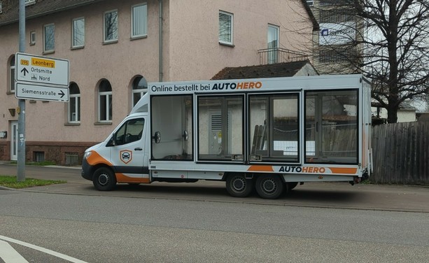 ein Lieferfahrzeug mit transparenten Wänden