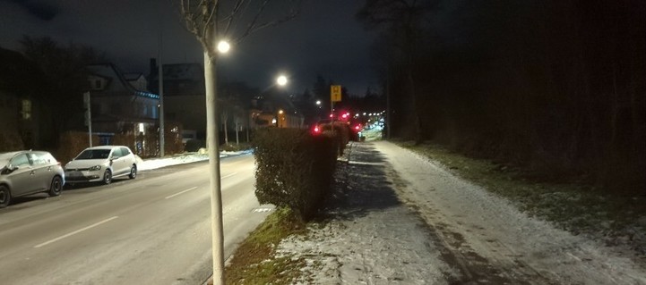 Geh- und Radweg mit Schnee und Eis.
Fahrbahn daneben komplett frei.