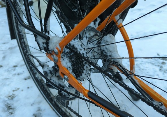 Hinterrad und Antrieb voller Schnee und Eis