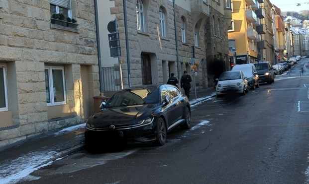 Mitarbeiterinnen der Stadt liefen gerade untätig an diesem Falschparker vorbei und auch der Transporter mit eingeschaltetem Licht im Halteverbot im Hintergrund wurde nicht mal angesehen!