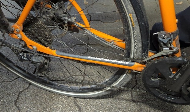 die "obere" Kette ist durch den fehlenden Freilauf komplett weiter geschoben worden und hängt einfach durch