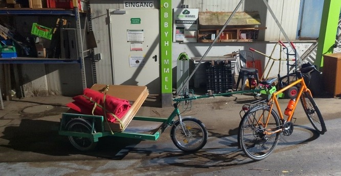 ein großer CarlaCargo-Nachbau Anhänger hängt an meinem Rad und ist eher leicht beladen.