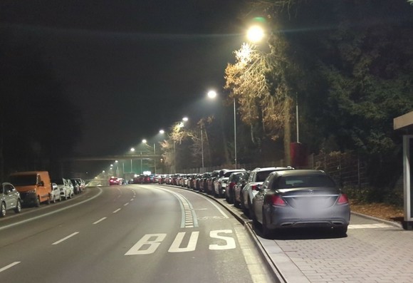 mehr als 20 Autos parken hier auf dem Gehweg