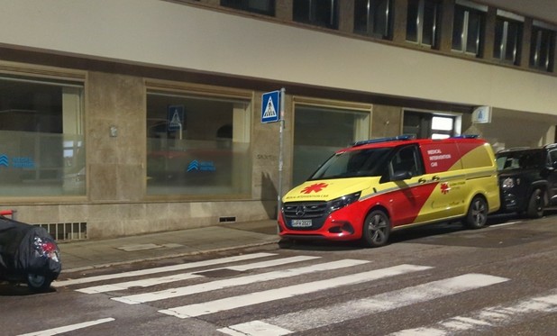 Fahrzeug mit Blaulicht (nicht an) parkte vor einigen eine Wochen schon mal direkt vor diesem Zebrastreifen