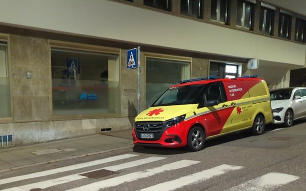 Fahrzeug mit Blaulicht (nicht an) parkt direkt vor einem Zebrastreifen