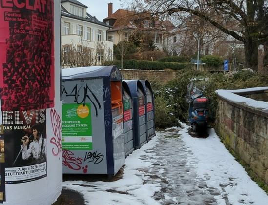 durch Christbäume komplett blockierter Gehweg, von der einen Seite