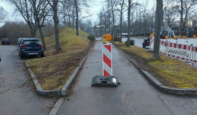 einzelne Bake, um die durch die Grünflächen herum gefahren wird