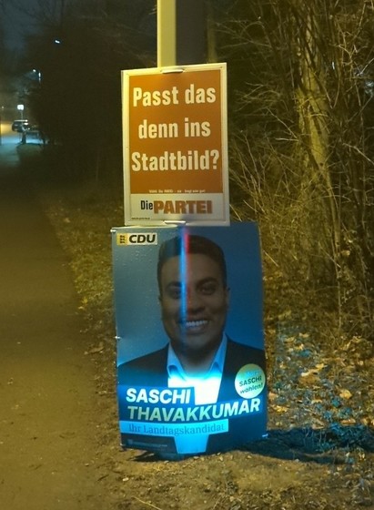 Wahlwerbung der #niemalsCDU mit einem zusätzlichen Plakat der Partei, das fragt, ob der beworbene Mensch denn ins Stadtbild passe.