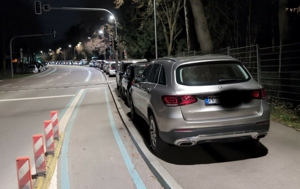 komplett zugeparkter Gehweg