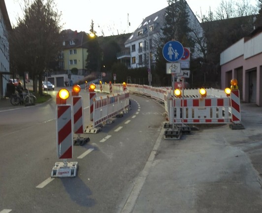 Zeppelinstraße bergauf.
Gehweg durch Baustelle gesperrt, Radschutzstreifen nun Gehweg, Rad frei